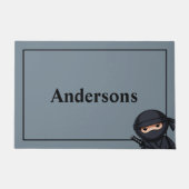 Kleine Ninja Krijger op Grijze Deurmat (Voorkant)