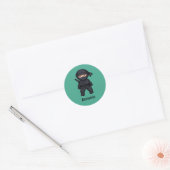 Kleine Ninja Krijger op groene aangepaste tekst Ronde Sticker (Envelop)