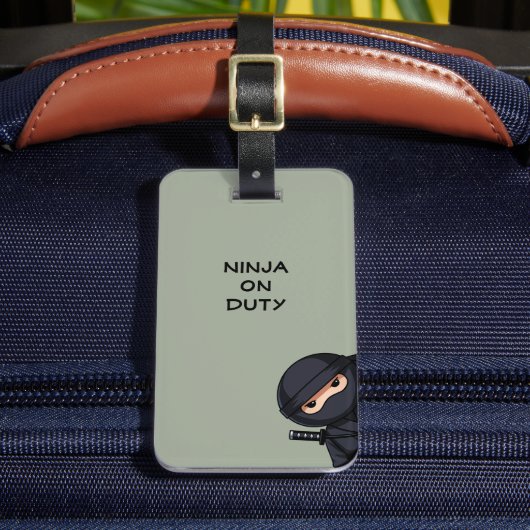 Kleine Ninja Krijger op saliegroene bagagelabel (Voorkant Insitu 2)