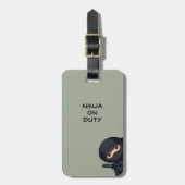 Kleine Ninja Krijger op saliegroene bagagelabel (Voorkant verticaal)