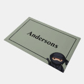 Kleine Ninja Krijger op Saliegroene Deurmat (Schuin)
