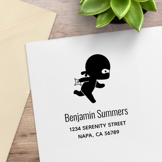 Kleine ninja loopt adres rubberstempel