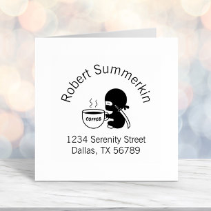 Kleine Ninja met groot Mok van koffie Adres Zelfinktende Stempel