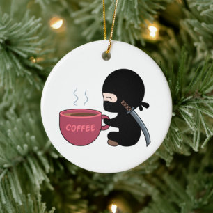 Kleine Ninja met grote koffie-Mok Keramisch Ornament