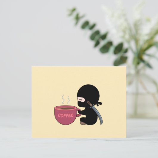 Kleine Ninja met grote koffie-Mok op geel Briefkaart (Staand voorkant)