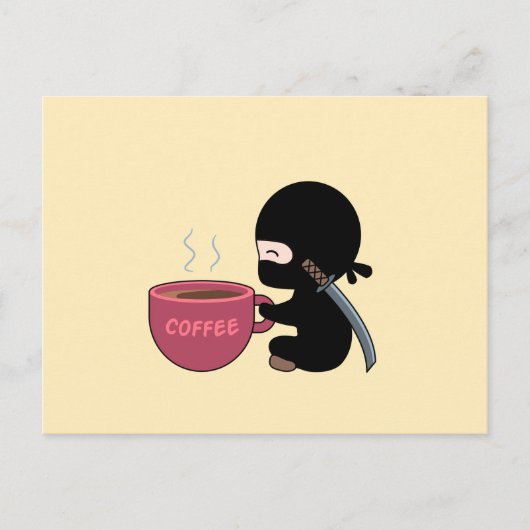 Kleine Ninja met grote koffie-Mok op geel Briefkaart (Voorkant)