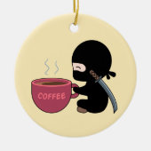 Kleine Ninja met grote koffie-Mok op geel Keramisch Ornament (Voorkant)