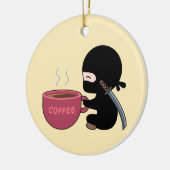 Kleine Ninja met grote koffie-Mok op geel Keramisch Ornament (Links)