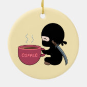 Kleine Ninja met grote koffie-Mok op geel Keramisch Ornament (Achterkant)