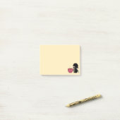 Kleine Ninja met grote koffie-Mok op geel Post-it® Notes (Op bureau)