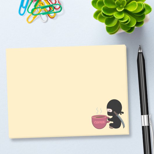 Kleine Ninja met grote koffie-Mok op geel Post-it® Notes
