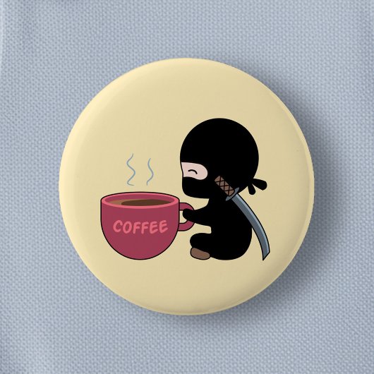 Kleine Ninja met grote koffie-Mok op geel Ronde Button 5,7 Cm