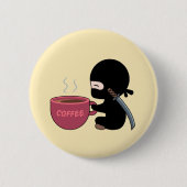 Kleine Ninja met grote koffie-Mok op geel Ronde Button 5,7 Cm (Voorkant)