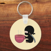 Kleine Ninja met grote koffie-Mok op geel Sleutelhanger (Voorkant)