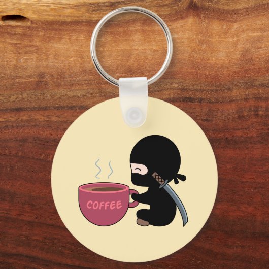 Kleine Ninja met grote koffie-Mok op geel Sleutelhanger (Voorkant)
