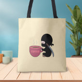 Kleine Ninja met grote koffie-Mok op geel Tote Bag