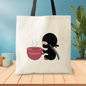 Kleine Ninja met grote koffie-Mok Tote Bag