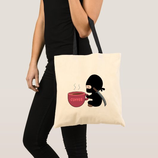 Kleine Ninja met grote koffie-Mok Tote Bag (Voorkant (product))