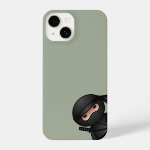 Kleine Ninja Peeking op Sage Green iPhone 14 Hoesje