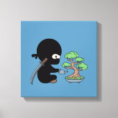 Kleine Ninja Watering Bonsai Tree op Blauw Canvas Afdruk (Voorkant)