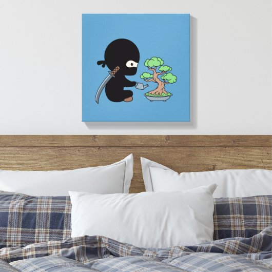 Kleine Ninja Watering Bonsai Tree op Blauw Canvas Afdruk (Insitu (Slaapkamer))