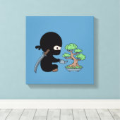 Kleine Ninja Watering Bonsai Tree op Blauw Canvas Afdruk (Insitu (Houten vloer))