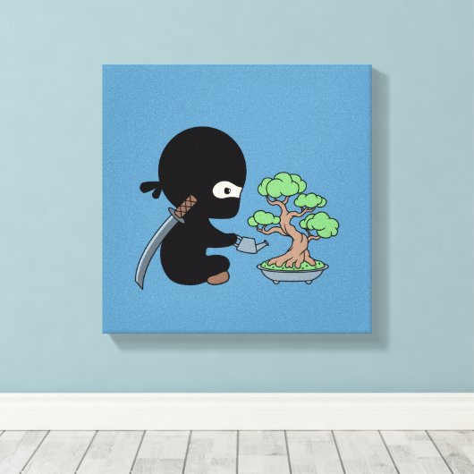 Kleine Ninja Watering Bonsai Tree op Blauw Canvas Afdruk (Insitu (Houten vloer))