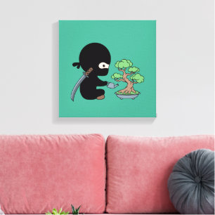Kleine Ninja Watering Bonsai Tree op Groen Canvas Afdruk