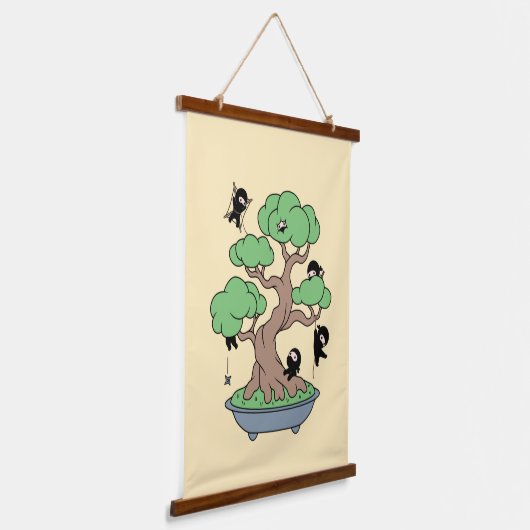 Kleine Ninjas in Bonsai-boom op Geel Hangend Wandkleed (Gebogen)
