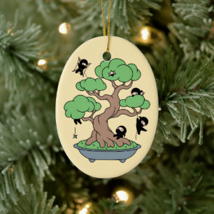 Kleine Ninjas in Bonsai-boom op Geel Keramisch Ornament