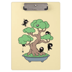 Kleine Ninjas in Bonsai-boom op Geel Klembord