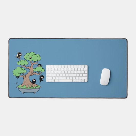 Kleine Ninjas in Bonsai Tree op Blauw Bureaumat (Keyboard & Muis)