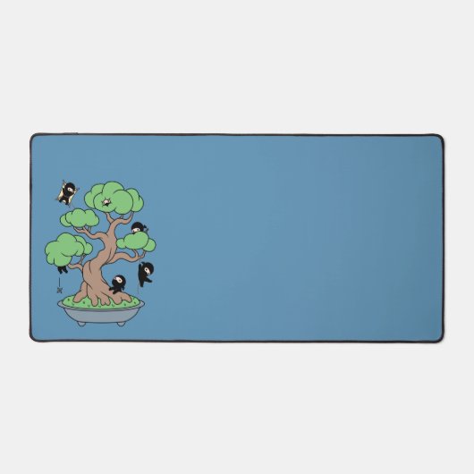 Kleine Ninjas in Bonsai Tree op Blauw Bureaumat (Voorkant)
