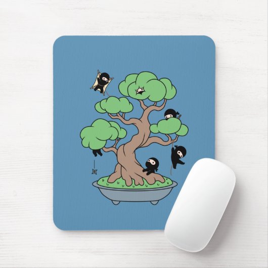 Kleine Ninjas in Bonsai Tree op Blauw Muismat (Met muis)