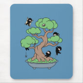 Kleine Ninjas in Bonsai Tree op Blauw Muismat (Voorkant)