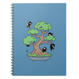 Kleine Ninjas in Bonsai Tree op Blauw Notitieboek