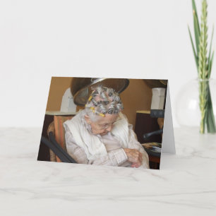 Kleine oude dame slapen onder een haardroger feestdagen kaart