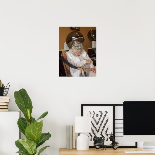 Kleine oude vrouw slaapt onder haar eigen droger I Poster (Thuiskantoor)