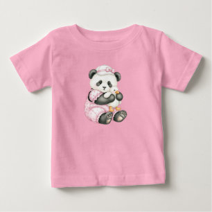 Kleine panda in een roze jumpsuit van Natasha Us
