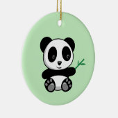 Kleine Panda met een Bamboe-toets op groen Keramisch Ornament (Rechts)