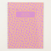 Kleine perzikkleurige bloemen op roze planner (Voorkant)