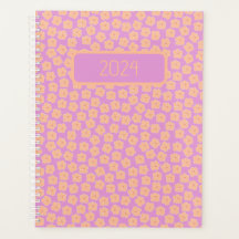 Kleine perzikkleurige bloemen op roze