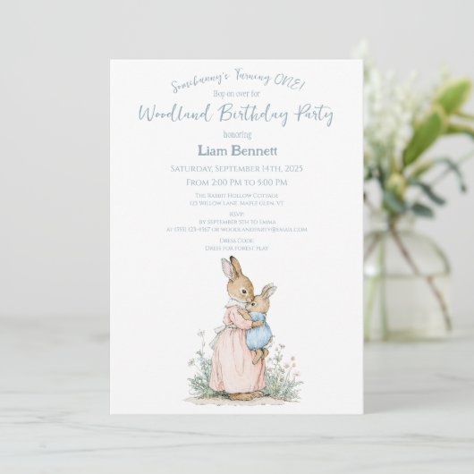 Kleine Peter Konijn en mama 1e verjaardag Kaart (Staand voorkant)