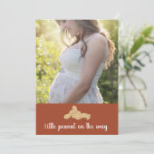 Kleine pinda's op weg naar baby shower kaart (Staand voorkant)