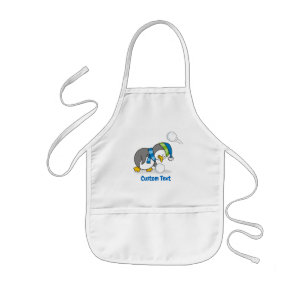 Kleine pinguïn die een schort met een sneeuwbal kr