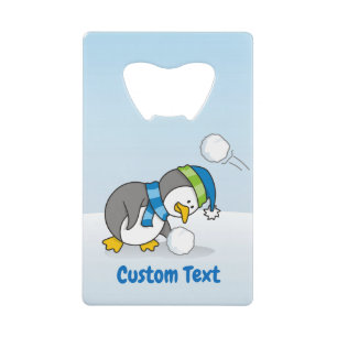 Kleine pinguïn die een sneeuwbal creditcard krijgt creditkaart flessenopener