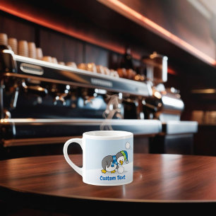 Kleine pinguïn die een sneeuwbal krijgt espresso kop