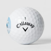 Kleine pinguïn die een sneeuwbal krijgt golfballen (Logo)