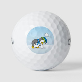 Kleine pinguïn die een sneeuwbal krijgt golfballen