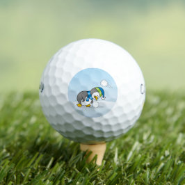 Kleine pinguïn die een sneeuwbal krijgt golfballen